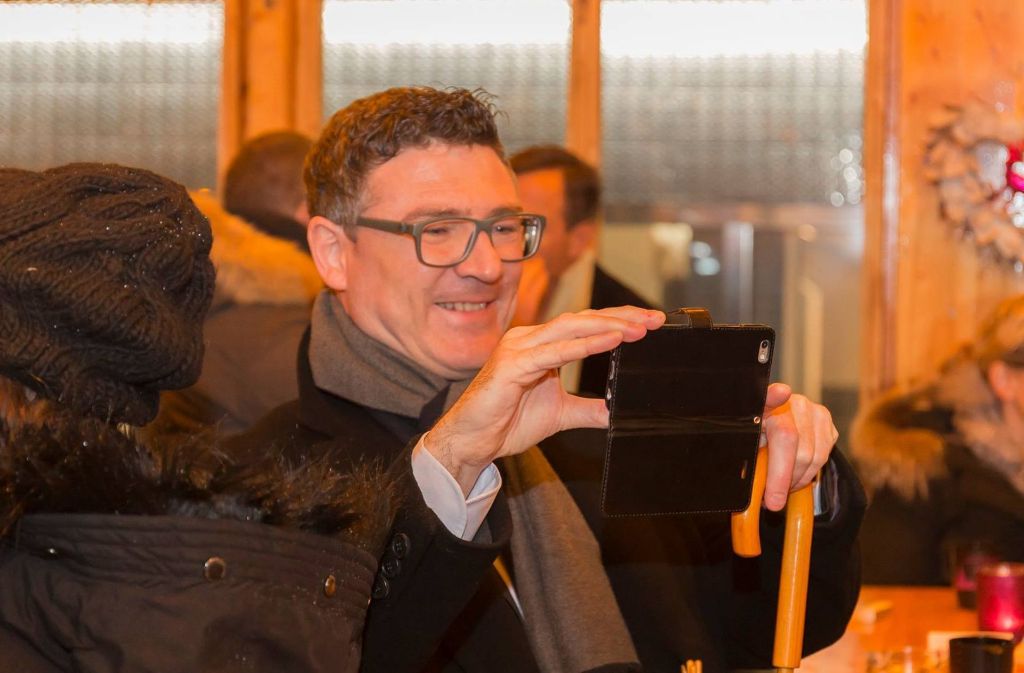 CDU-Bundestagsabgeordneter Stefan Kaufmann macht ein Selfie bei der Adventsparty.