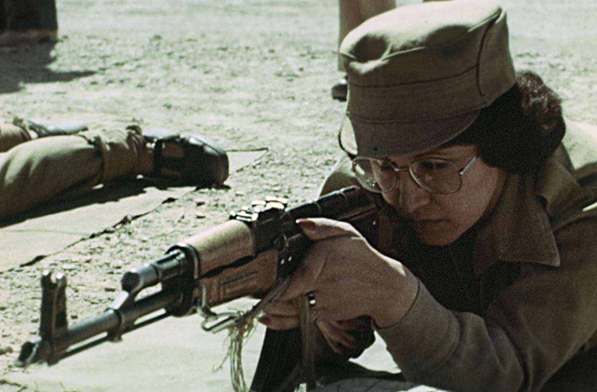 Eine afghanische Frau in Militäruniform bei Schießübung, Afghanistan 1980