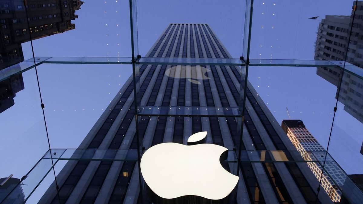 Apple schreibt erneut Wall-Street-Geschichte. Der Börsenwert des Smartphone- und Softwareriesen steigt erstmals über die Schwelle von drei Billionen US-Dollar – kein anderer Konzern ist an der Börse erfolgreicher. 