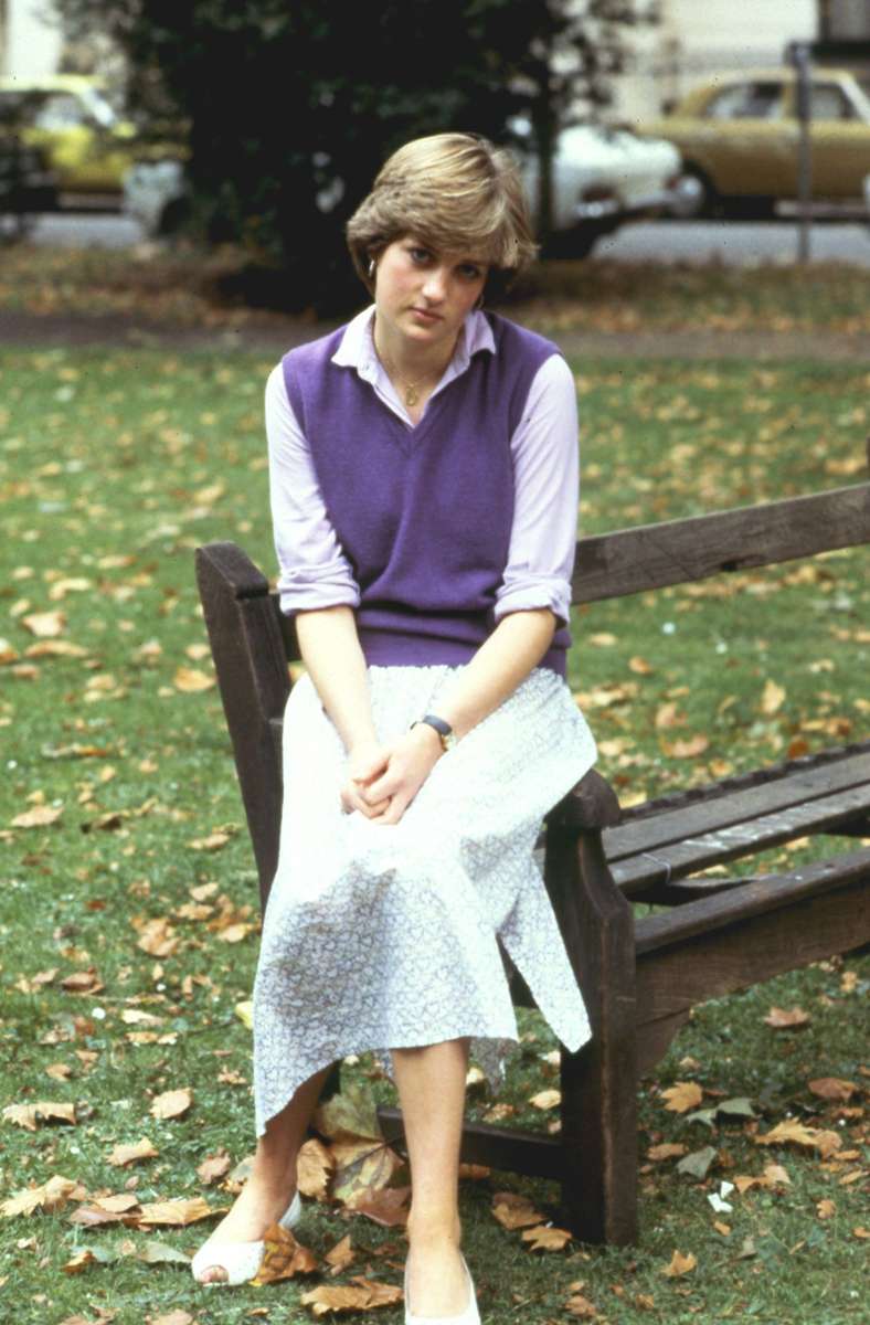 ... um in London Kindergärtnerin zu werden. Auf einer Jagdgesellschaft lernt Diana 1977 den jungen britischen Thronfolger Prinz Charles kennen.