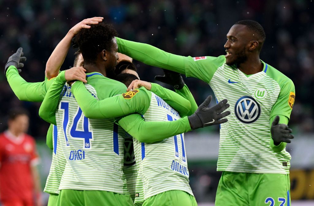 Die Spieler des VfL Wolfsburg bejubeln das Tor.