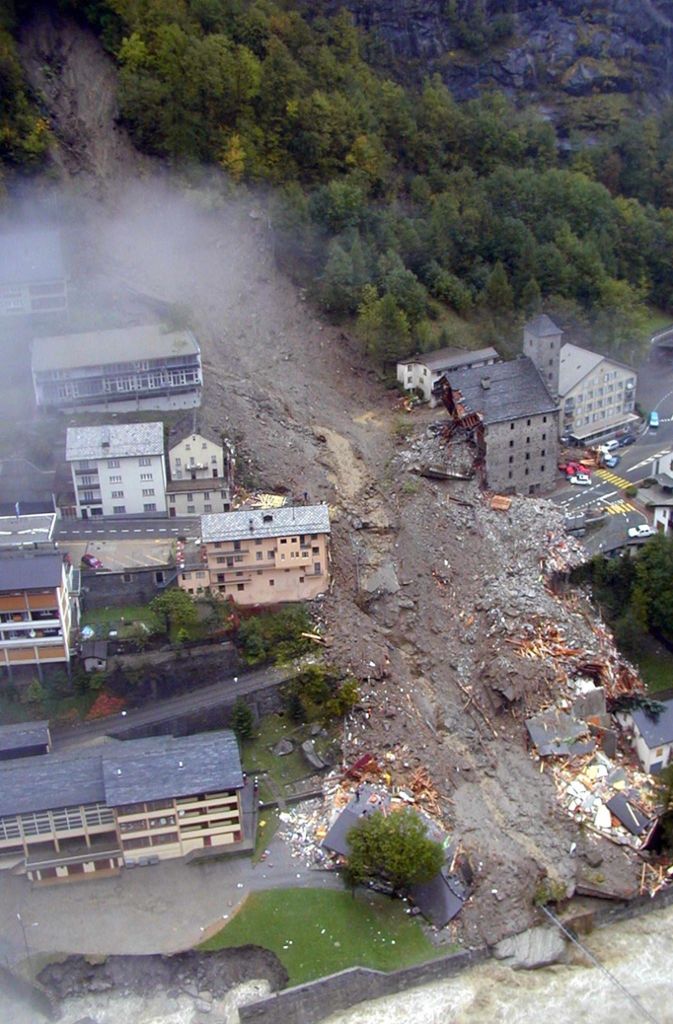 14. Oktober 2000 – Gondo am Simplonpass, Wallis/Schweiz; Grenzort zu Italien: Eine Bergmure rast mit ungeheurer Geschwindigkeit und einem Volumen von etlichen 10 000 Kubikmeter ins Tal. Elf Menschen sterben.