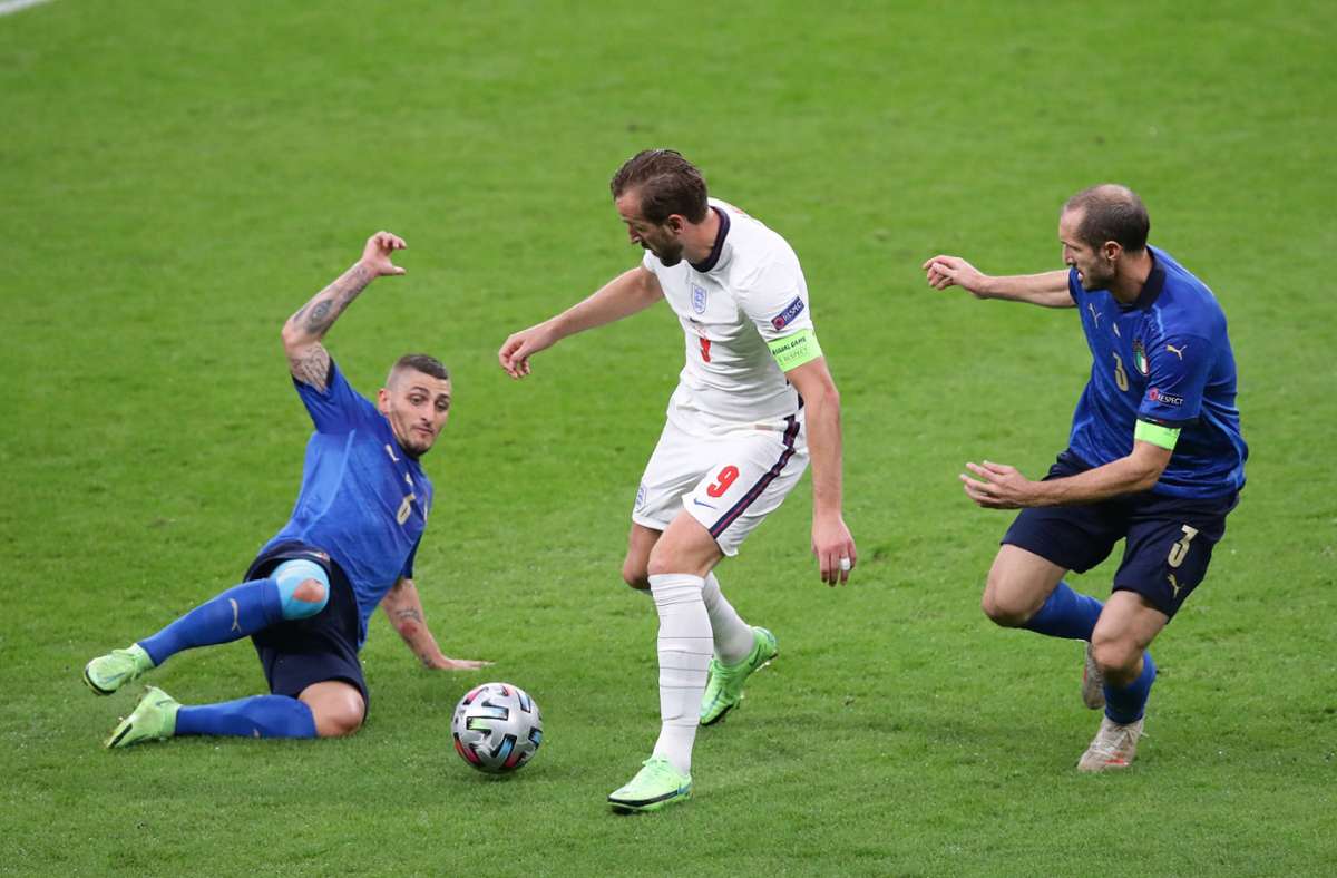 Stürmer Harry Kane muss den Ball gegen zwei Italiener behaupten.