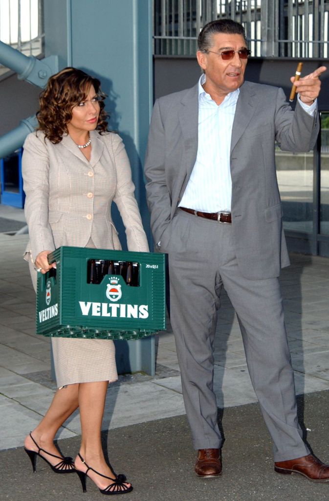 Hier weist er mit einer Zigarre in der Hand seiner damaligen Lebensgefährtin Simone Thomalla, die einen Bierkasten trägt, in der „Arena auf Schalke“ in Gelsenkirchen den Weg.