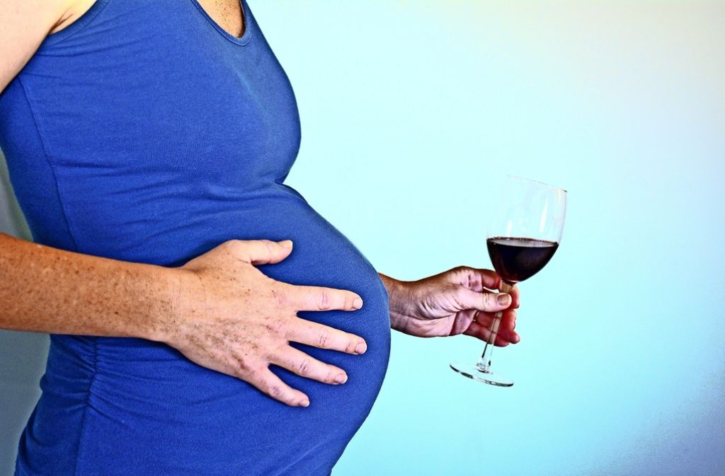 Nur ein Gläschen? Mediziner empfehlen Schwangeren, generell die Finger vom  Alkohol zu lassen. Foto: fotolia
