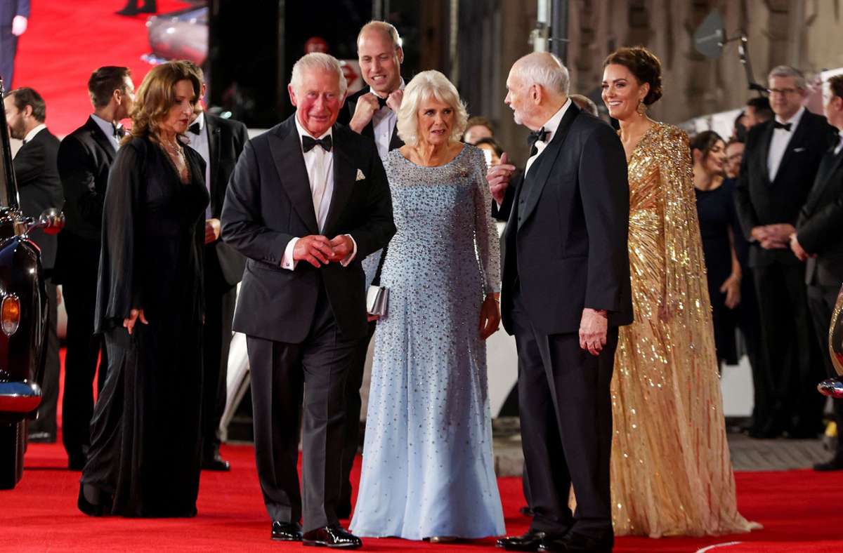 Prinz Charles, Herzogin Camilla, Prinz William und Herzogin Kate sprechen bei ihrer Ankunft mit Filmproduzentin Barbara Broccoli (l.) und dem Filmproduzenten Michael G. Wilson (zweiter von rechts.).