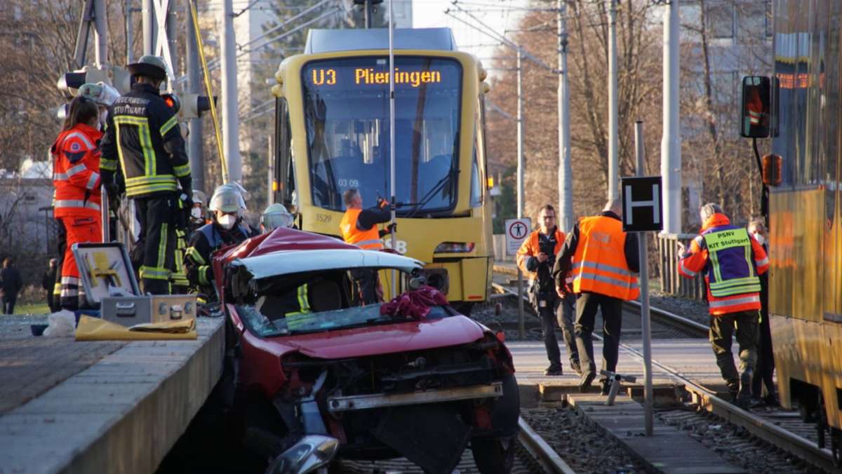  In Stuttgart-Möhringen kommt es am Mittwochnachmittag zu einem Unfall zwischen einer Stadtbahn und einem Auto. Der Autofahrer wird leicht verletzt, die Polizei sucht Zeugen. 