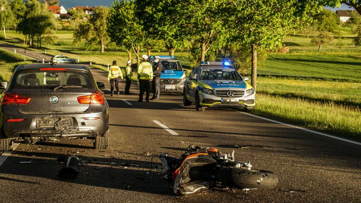 Bei Deckenpfronn auf der B 296: Motorradfahrer stirbt nach Zusammenstoß mit Auto