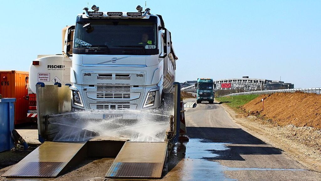 Stuttgart 21 auf den Fildern: Warum diese Lastwagen kräftig duschen