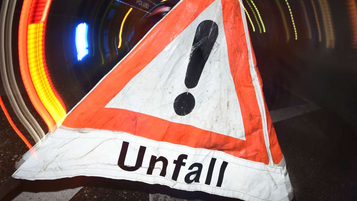 Unfall in Stuttgart-Feuerbach: Hoher Schaden nach missglücktem Wendemanöver