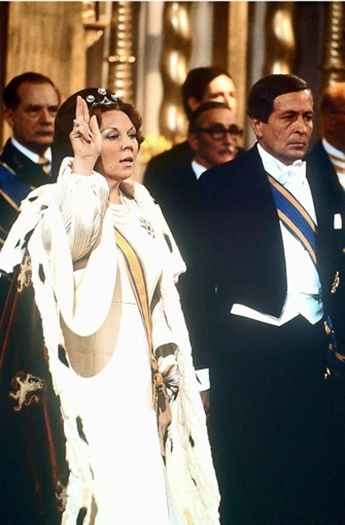 Monarchin im Hermelin: die frisch inthronisierte Königin mit ihrem deutschen Ehemann Prinz Claus (gestorben 2002) am 30. April 1980