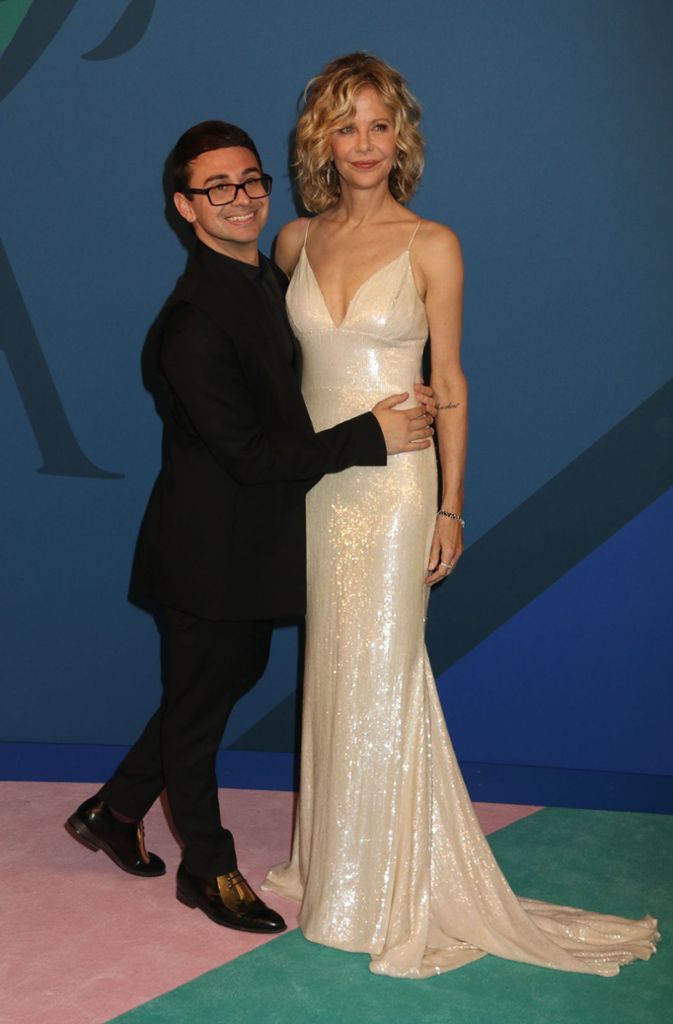 Der Modedesigner Christian Siriano darf sich an der Schauspielerin Meg Ryan festhalten. Sie trägt’s mit Fassung.