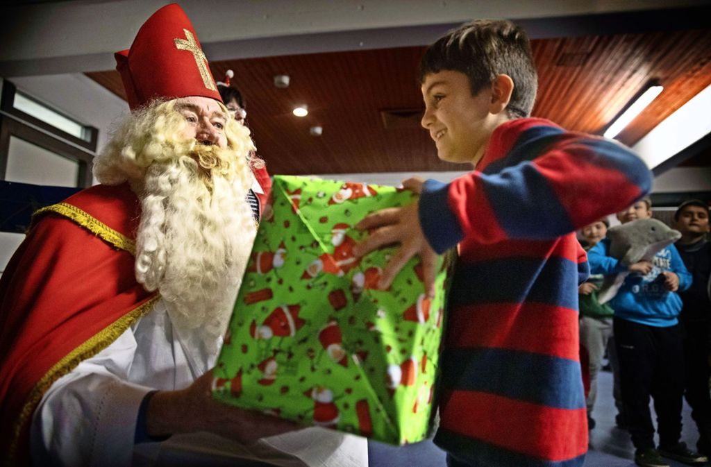 Der Nikolaus hat bei der Feier im Waiblinger Marienheim alle Hände voll zu tun: Rund 100 Geschenke  gilt es zu verteilen. Foto: Gottfried Stoppel