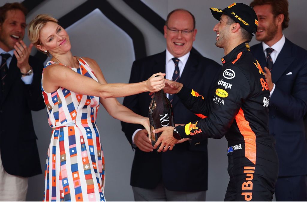 Der Formel-1-Gewinner Daniel Ricciardo will sich den Sieg-Champagner mit Fürstin Charlene von Monaco teilen. Foto: Getty Images Europe
