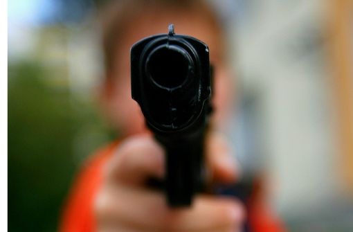 18-Jähriger bedroht Mann mit Waffe