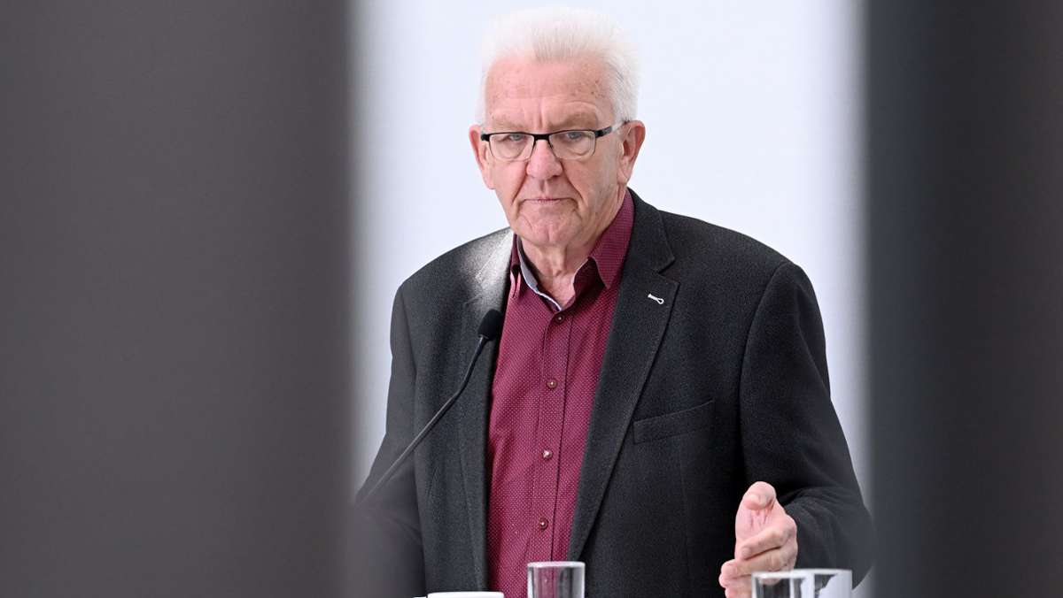 Im Neuen Schloss in Stuttgart: Winfried Kretschmann verabschiedet alte Regierung