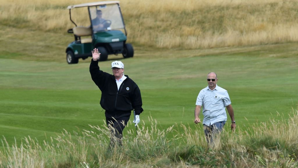 Donald Trump in Großbritannien: US-Präsident spielt Golf – Proteste gehen weiter