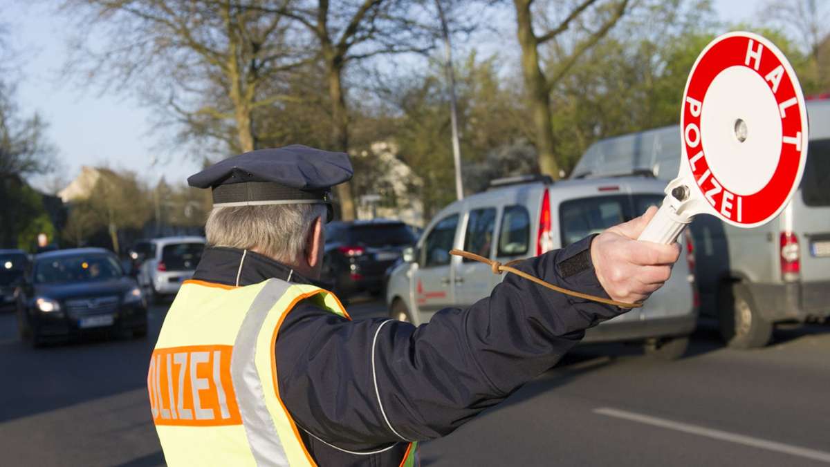 Bei Verkehrskontrolle in Leonberg: Mutmaßliche Reichsbürgerin leistet Widerstand