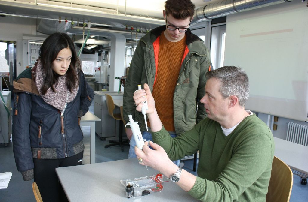 Robert Fleischer, Lehrer für Biotechnologie und Chemie   will junge Leute für sein Fach begeistern. Foto: Natalie kanter