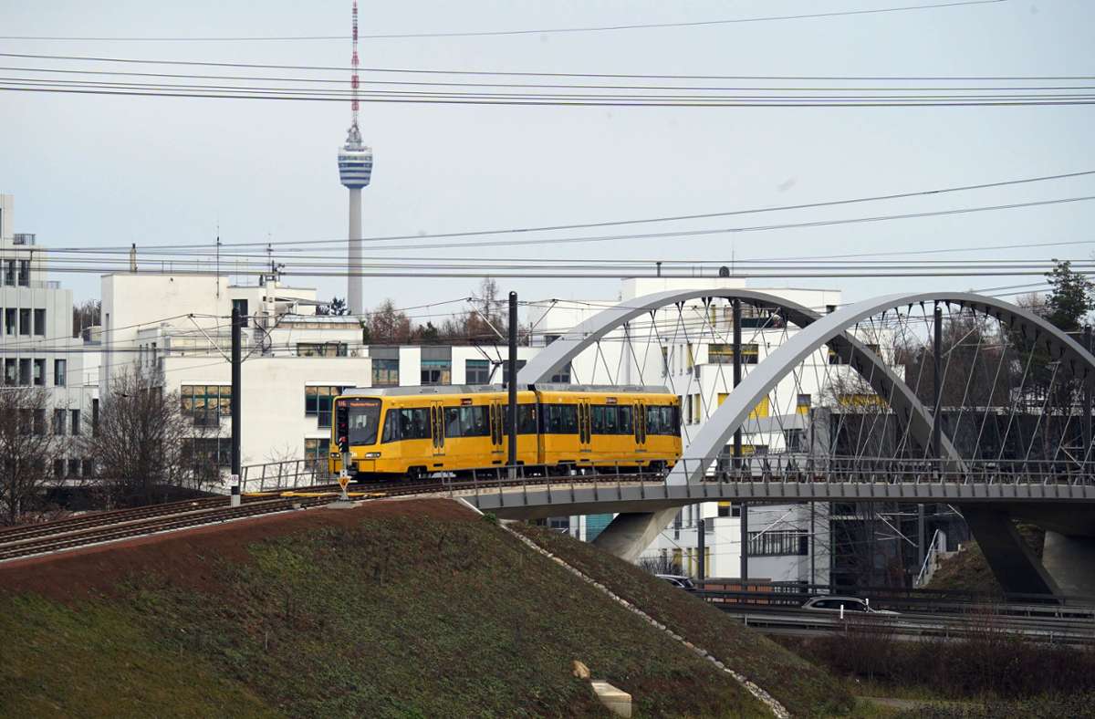 Der ÖPNV soll attraktiver werden, jüngst durch die Verlängerung der Stadtbahnlinie U6 bis zum Flughafen und zur Messe im Dezember 2021. Foto: Andreas Rosar Fotoagentur-Stuttgart