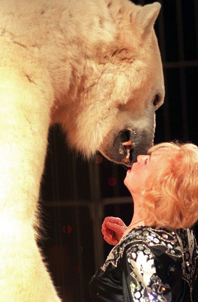 Zirkus-Kuss: Die verstorbene DDR-Dompteuse Ursula Böttcher zeigt 1998 während einer Vorstellung des Zirkus Busch-Roland in Dresden ihre berühmte Kuss-Nummer mit einem Eisbären.