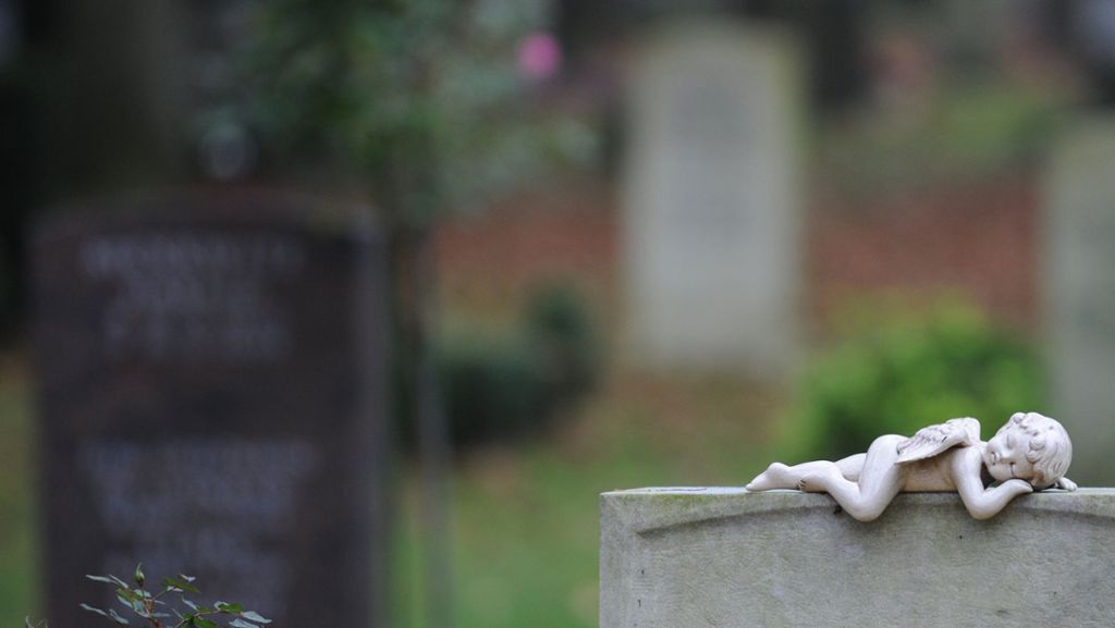 Friedhof im Saarland: Mann meldet Klopfgeräusche aus Grab