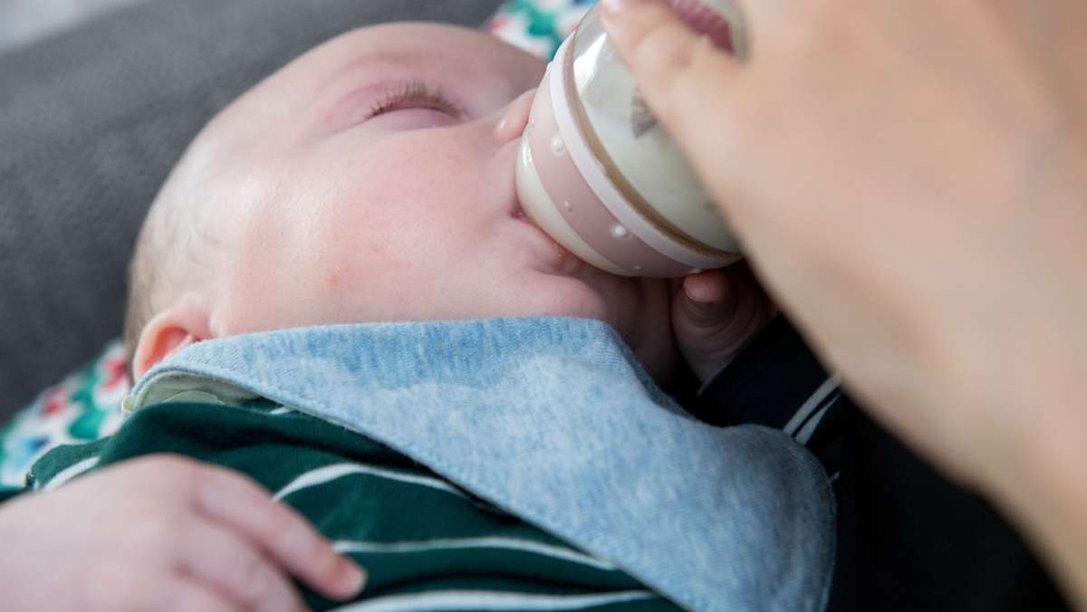 Babyflaschen aus Kunststoff: Flaschen-Babys nehmen täglich ein bis zwei Millionen Mikropartikel auf