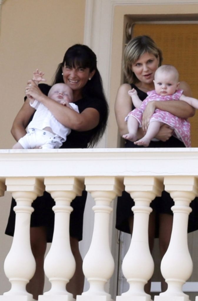 Die Zwillinge Jacques und Gabriella waren auf den Armen ihrer Betreuerinnen auf einem Balkon des Palastes mit dabei.
