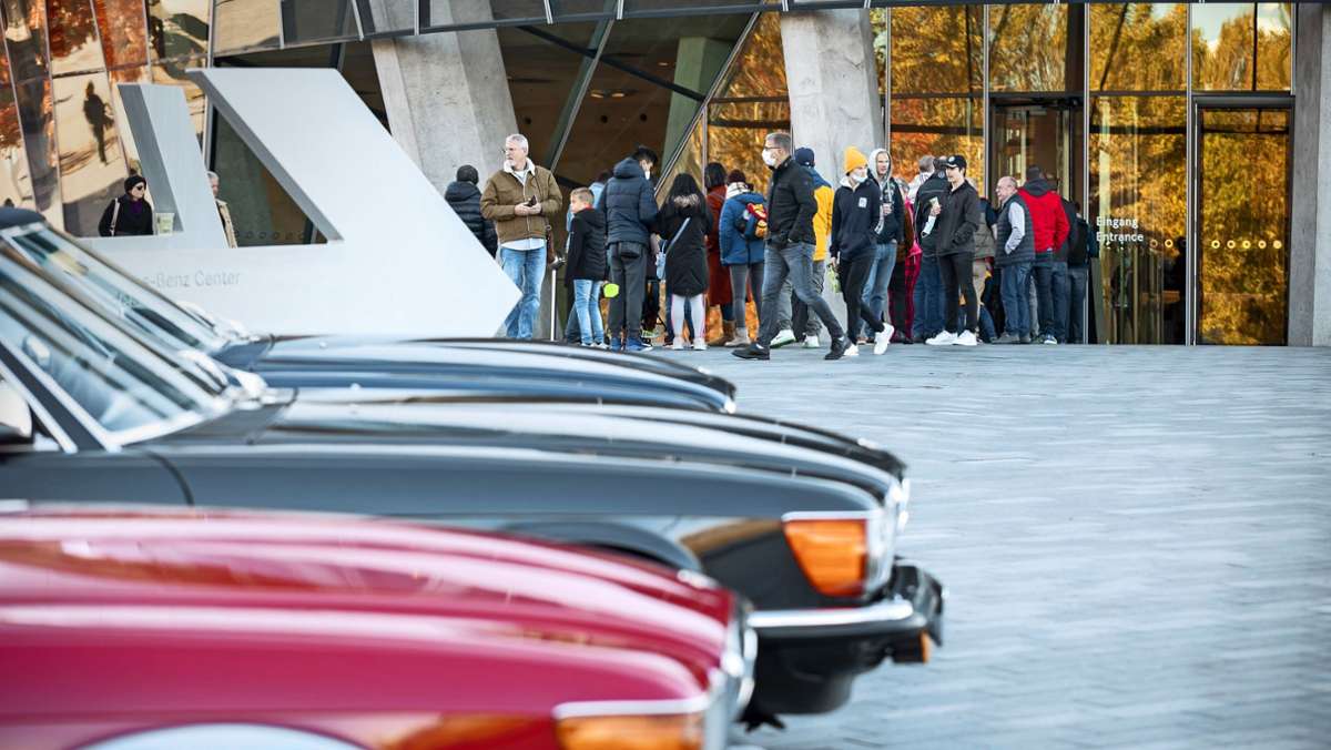  Das Mercedes-Benz-Museum feiert mit einer Ausstellung 70 Jahre SL. Mit dabei sind am Sonntag viele „VIPs“. Rund 200 Fahrzeuge des R/C 107 SL-Clubs sind vorgefahren. Eine besondere Geschichte hat dabei der „Wagen Nr. 2“. 