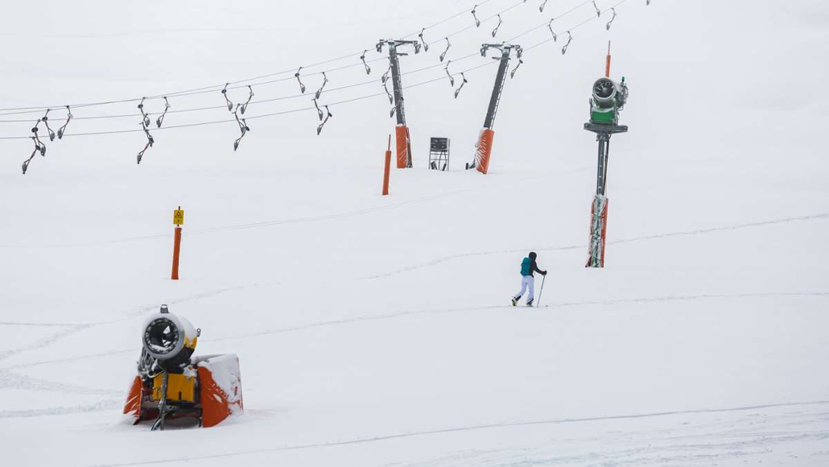  Eine 24-jährige Skifahrerin aus dem Kreis Esslingen kollidiert am Mittwoch mit einem 64 Jahre alten Skifahrer auf dem Feldberg. Die junge Frau wird schwer verletzt, die Polizei sucht Zeugen. 