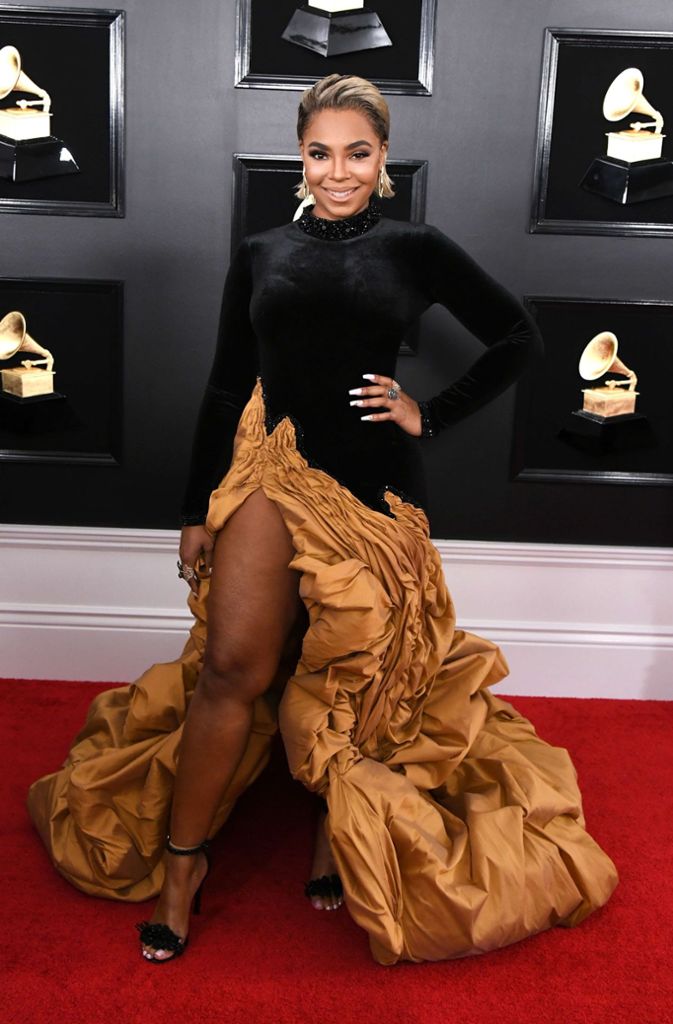 US-Sängerin Ashanti zeigte trotz voluminösem Unterkleid reichlich Bein.