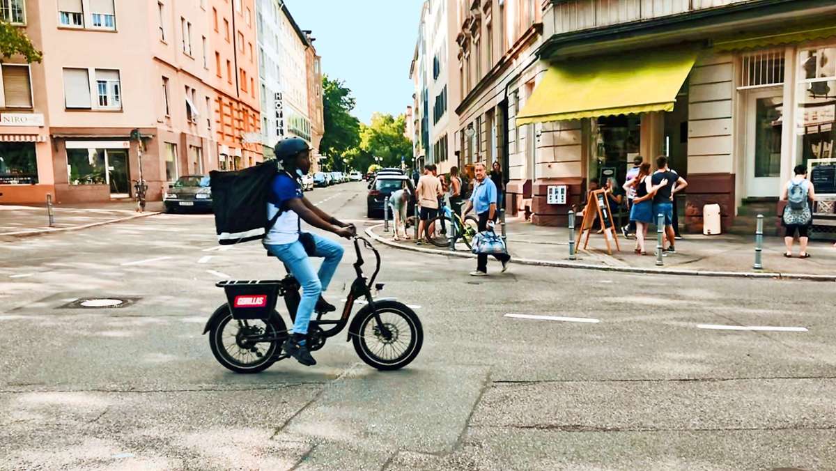  Den Gang zum Supermarkt scheinen sich immer mehr Stuttgarter zu sparen: Fahrradkuriere von Gorillas und Flink prägen zumindest im Westen zunehmend das Straßenbild. Sie sind tatsächlich schnell – aber der Service hat seinen Preis. 