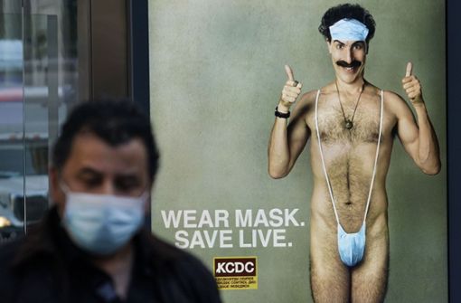 Ein Werbeplakat des Films „Borat Anschluss Moviefilm“  mit Sacha Baron Cohen in New York Foto: AFP/Timothy A. Clary