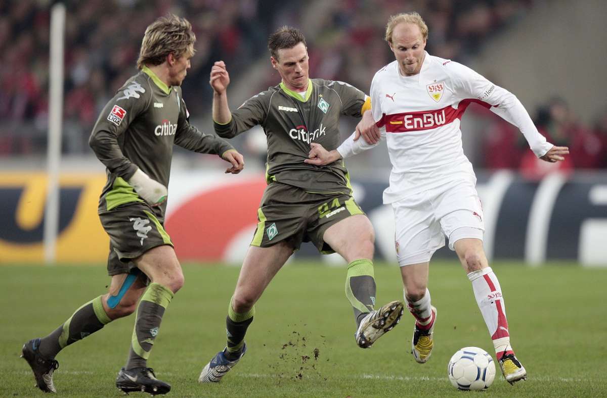 Ein Schweizer kommt über die linke VfB-Außenbahn: Ludovic Magnin (rechts) legt sich gegen seinen früheren Arbeitgeber ins Zeug.