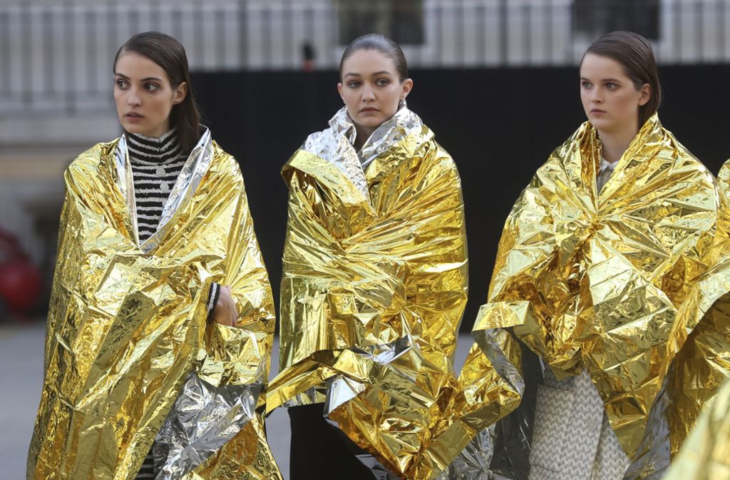 Eine kalte Angelegenheit. Drei Models warten auf ihren Auftritt bei der Fashionweek in Paris.