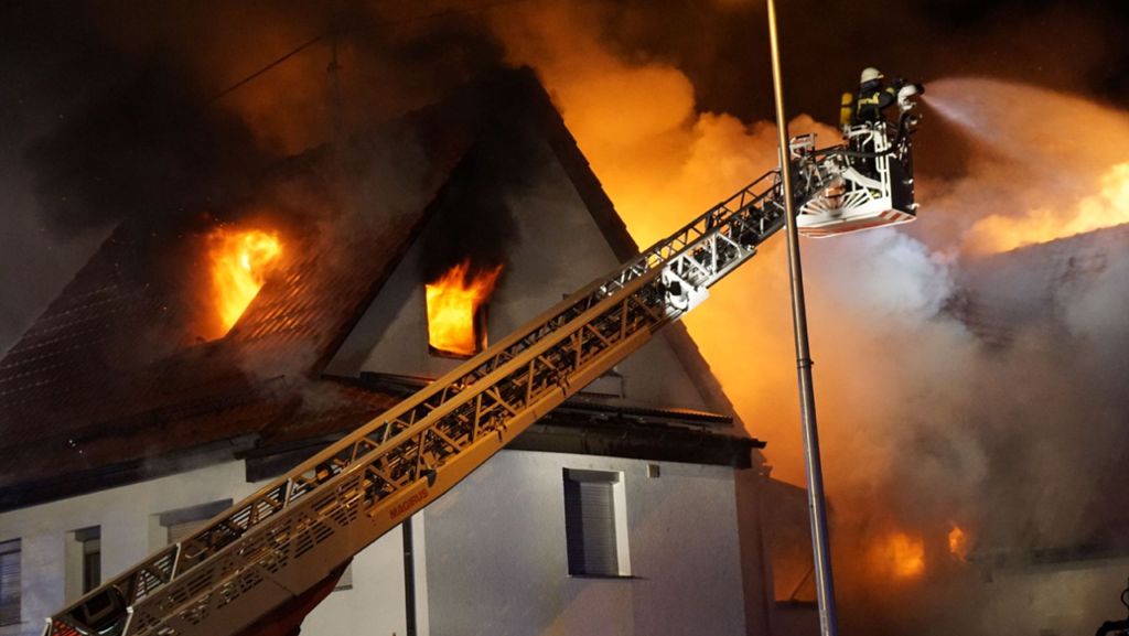 150 Feuerwehrleute im Einsatz: Feuer zerstört zwei Wohnhäuser in Waiblingen