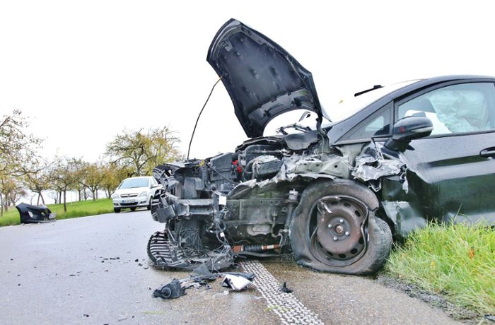 Frontalzusammenstoß bei Leutenbach: Zwei Autofahrerinnen schwer verletzt