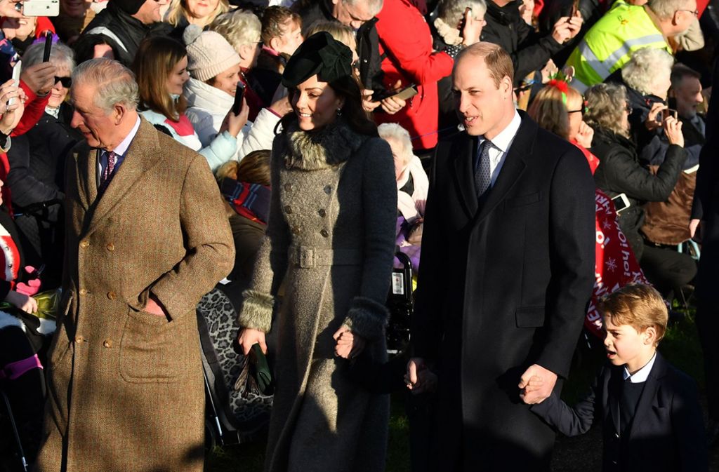 Prinz Charles, Herzogin Kate und Prinz William auf dem Weg zur Kirche von Sandringham.
