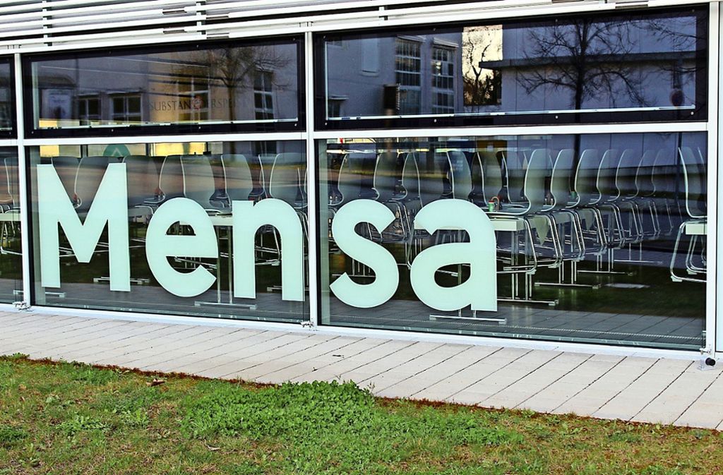 Auch in der Mensa der Uni Hohenheim ist es menschenleer. Die Stühle wurden hochgestellt. Foto: Jacqueline Fritsch