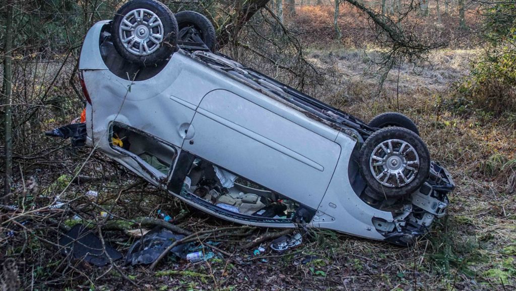 Glätte-Unfall bei Magstadt: Autofahrerin überschlägt sich und wird schwer verletzt