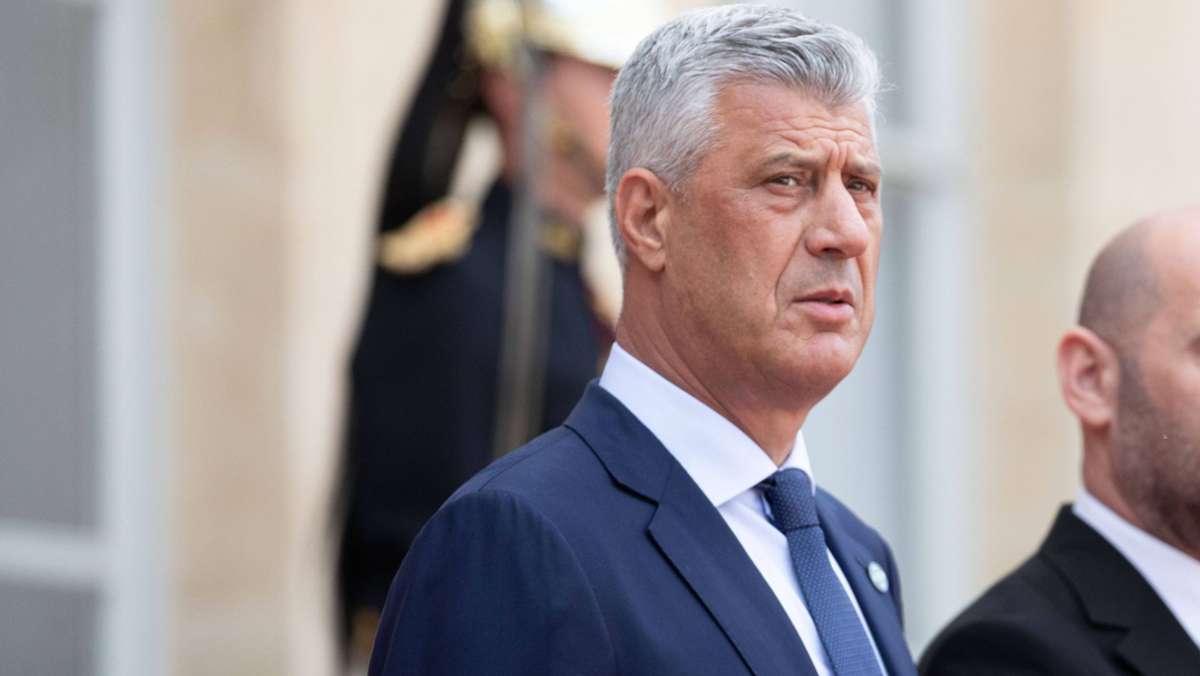  Seit letztem Juni tickte die Uhr für einige Spitzenpolitiker des Kosovos. Damals hatten die Staatsanwälte in Den Haag vorläufige Anklage gegen den Präsidenten und einige seiner Mitstreiter erhoben. Für Präsident Thaci sind nun die Würfel gefallen. 