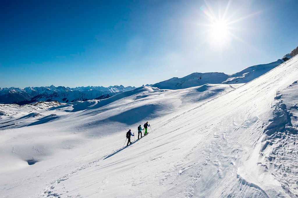 Schneeschuh-Panorama-Wanderung im Winter.