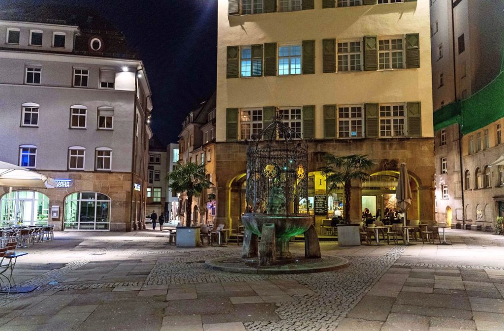 Der verwaiste Hans-im-Glück-Brunnen am Samstagabend – normalerweise herrscht hier am Wochenende Remmidemmi. Foto: Lichtgut//Julia Schramm