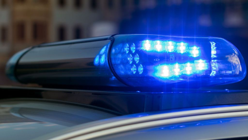 Unfall in Stuttgart: Autofahrer übersieht Roller – 80-Jähriger stürzt
