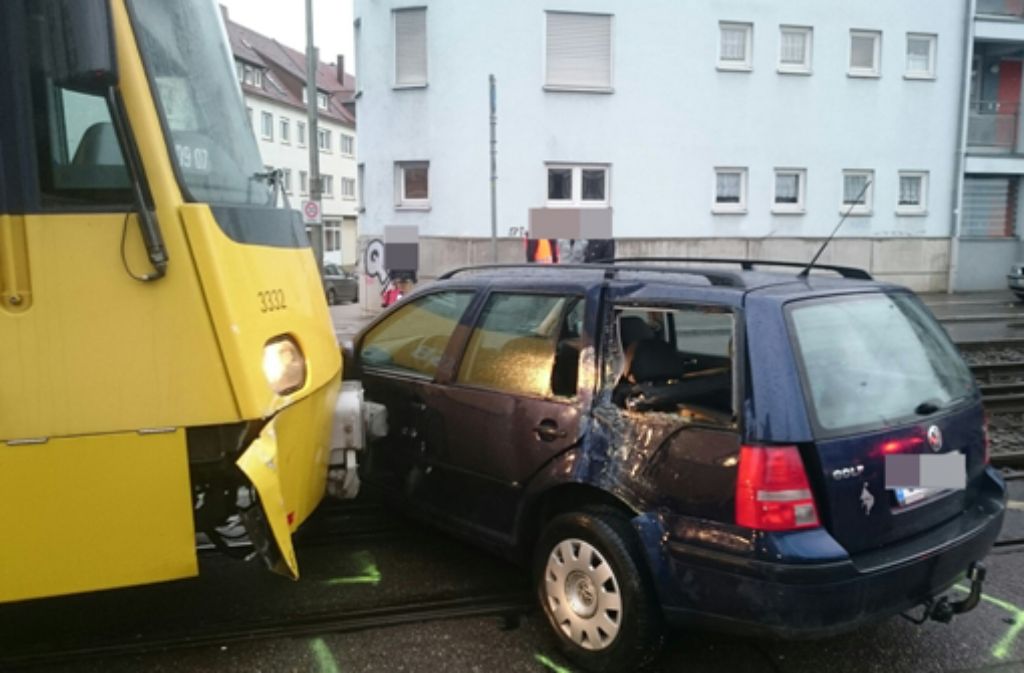 Bei einem Unfall zwischen einem Auto und einer Stadtbahn der Linie U9 ist am Freitag ein Mensch leicht verletzt worden. Foto: Andreas Rosar Fotoagentur-Stuttgart