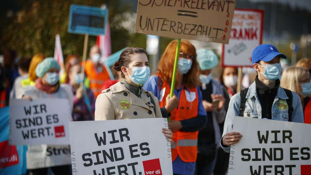 Kundgebung  vor Rems-Murr-Klinik in Winnenden: Erst systemrelevant und jetzt?