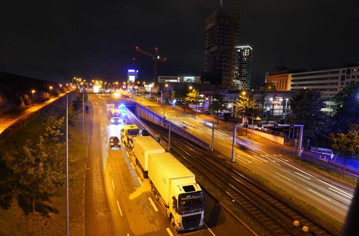 Bei einem Unfall auf der Bundesstraße 10 in Stuttgart sind zwei Menschen leicht verletzt worden.