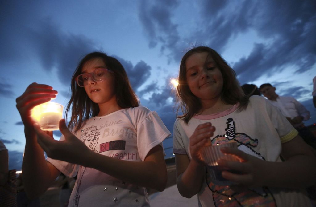 Menschen gedenken der Opfer von El Paso. Foto: AP