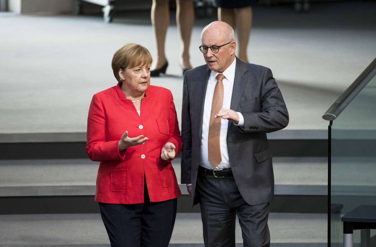 Ein unerwarteter Rückschlag: Im September 2018 unterliegt Merkels enger Vertrauter Volker Kauder (rechts) überraschend in einer Kampfabstimmung um den CDU/CSU-Fraktionsvorsitz gegen Ralph Brinkhaus.