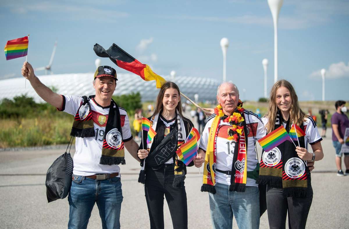 Der Regenbogen regiert vor dem Stadion – als Zeichen der Toleranz, Menschlichkeit und Freiheit der sexuellen Orientierung.